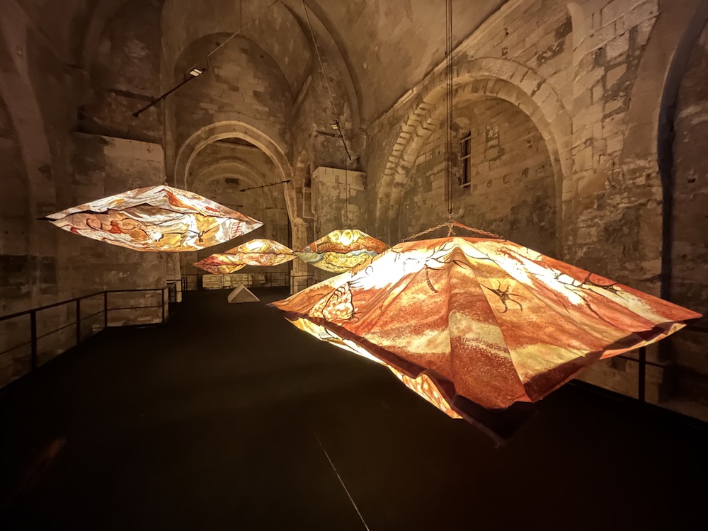 Les cinq grandes lanternes en papier d’Irène Dacunha éclairent l’église Saint-Blaise des dessins préhistoriques de Lascaux que l’artiste a reproduits au fusain, à l’encre et au pastel. ©Treviers/NAJA