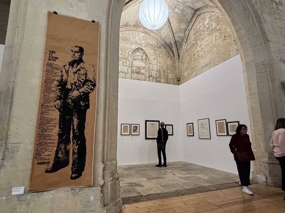 Un dessin de Ernest Pignon Ernest à l'entrée de l'église Sainte-Anne où est exposée la collection Karmitz © Rivaud/NAJA