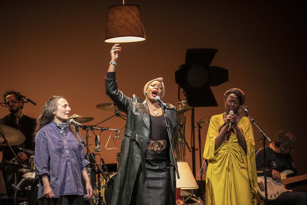 Musiques en héritage, texte et mise en scène Ludmilla Dabo. De gauche à droite : Élise Vigier, Ludmilla Dabo, Kaloune ©Jean-Louis Fernandez