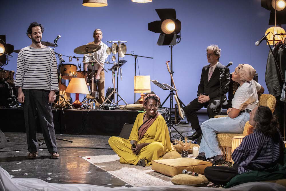 Souvenirs en chanson du percussionniste Louis Joffroy, avec l'écoute attentive et bienveillante du reste de la troupe de Musiques en héritage ©Jean-Louis Fernandez