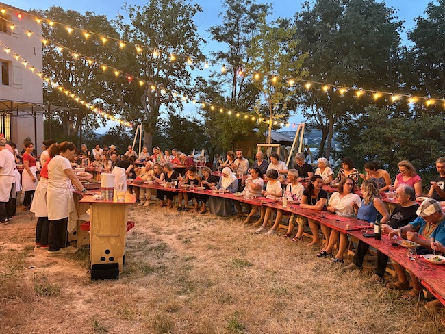 Sous les guirlandes dans une ambiance fête de village, « la démocratie est une table sans pied ». © Naja