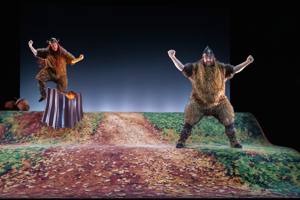 Olivier Martin-Salvan et Thomas Blanchard dans Les Gaulois, pièce écrite pour les deux artistes par Marion Aubert  © Martin Argyroglo