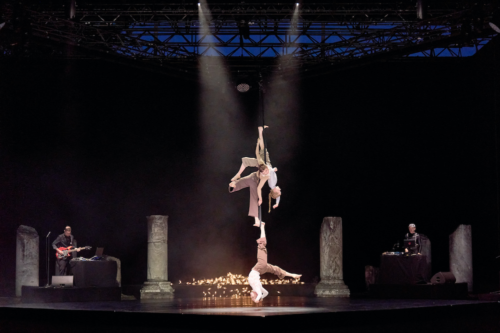 Revoir les étoiles, création de Yaron Lifschitz avec la troupe australienne Circa Ensemble © Admill Kuyler 