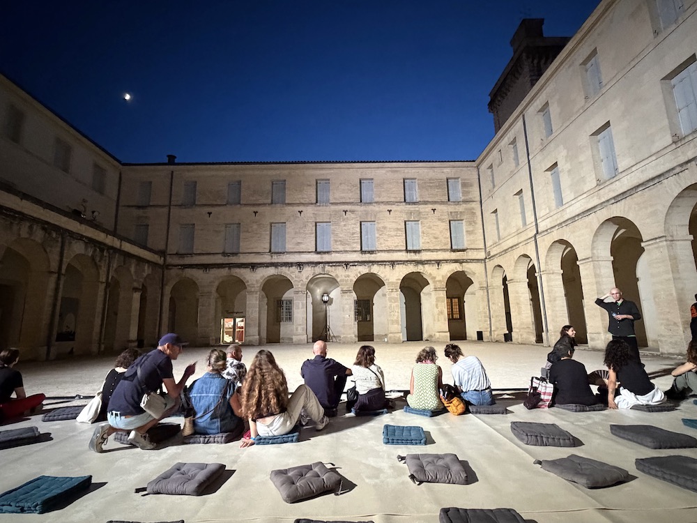 Dans la cour de l'Agora, cité internationale de la danse, le 20 juin 2026. ©Rivaud:NAJA copie