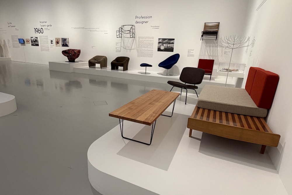 Les recherches du designer Pierre Paulin magnifiées par une scénographie très épurée. ©Rivaud/NAJA