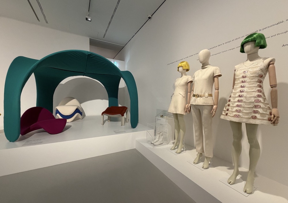 Quand le couturier Courrège révolutionne la mode, le design de Pierre Paulin révolutionne l'espace avec un de ses stands. ©Rivaud/NAJA