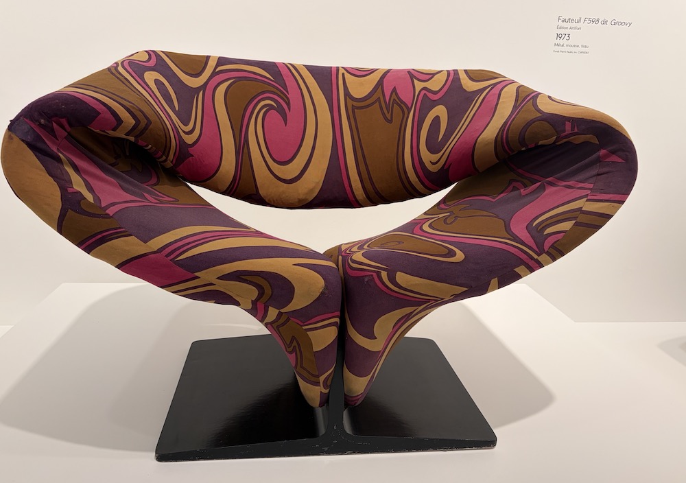 Edité en 1973 par Artifort, le fauteuil F598 dit Ribbon Chair dans sa version psychédélique. ©Rivaud/NAJA 