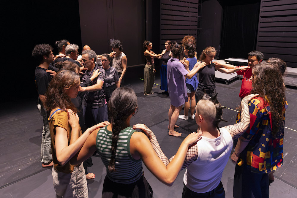 Des rondes se forment quand les doigts des participants et artistes non et mal voyants se posent sur la clavicule du voisin pour ressentir les vibrations de la voix. © Laurent Philippe