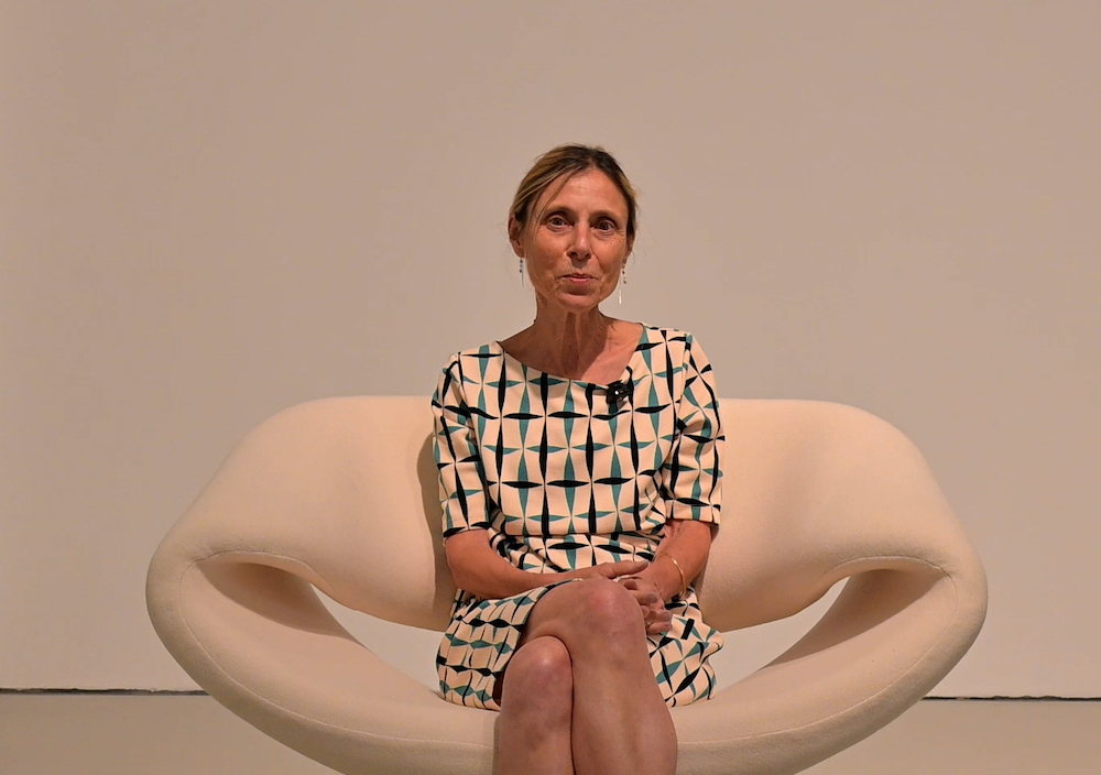 Florence Hudowicz sur un fauteuil signé Pierre Paulin. © Ville et métropole de Montpellier