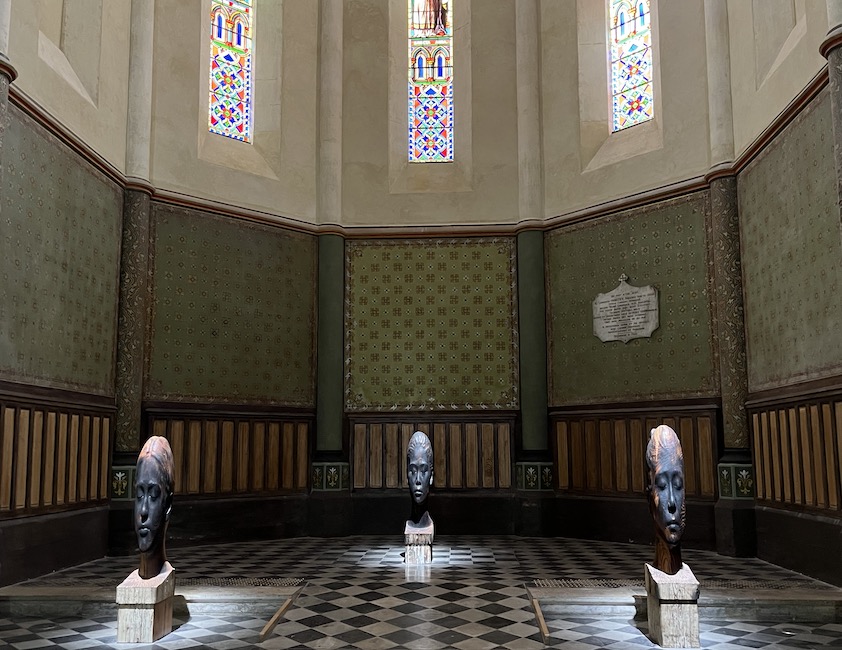Trois têtes en bois de Jaume Plensa au Carré Sainte-Anne de Montpellier © Tréviers/Naja