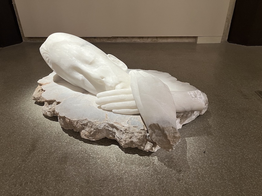 Une sculpture de marbre de Jaume Plensa au Carré Sainte-Anne de Montpellier © Tréviers/Naja