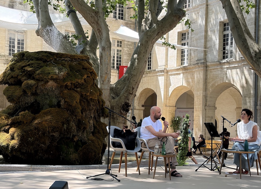 Julien Gosselin, lors de la première matinale du 4 juillet dans la Cour  Saint-Louis ©Rivaud/NAJA