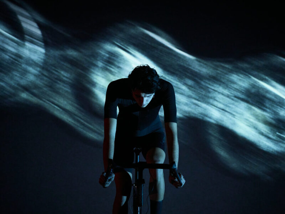 Léo Gardy, acteur et cycliste, incarne Forcenés, un spectacle mis en scène par Jacques Vincey ©Christophe Raynaud de Lage