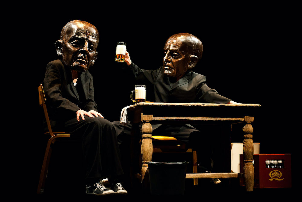 Antiwords, pièce conçue et mise en scène par Petr Boháč et Miřenka Čechová. Sous les masques, les performeuses Miřenka Čechová et Eva Stará. DR