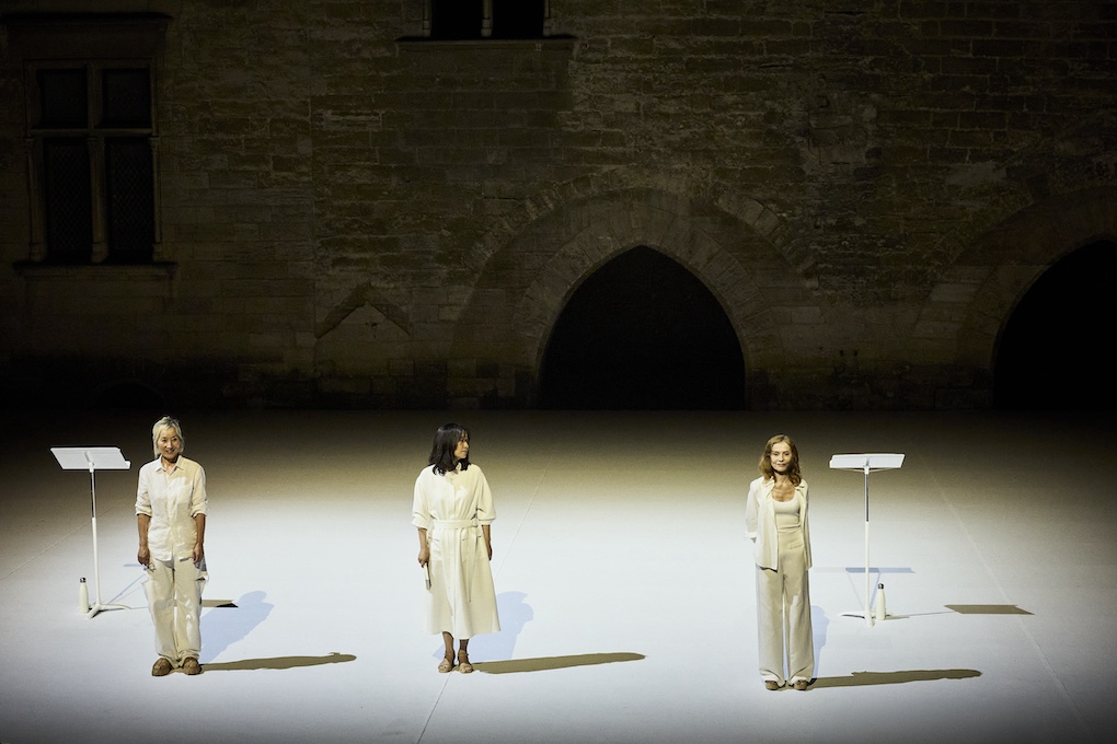 Hyeyoung Lee, Han Kang et Isabelle Huppert saluent lors d'une représentation de Oiseau au Festival d'Avignon