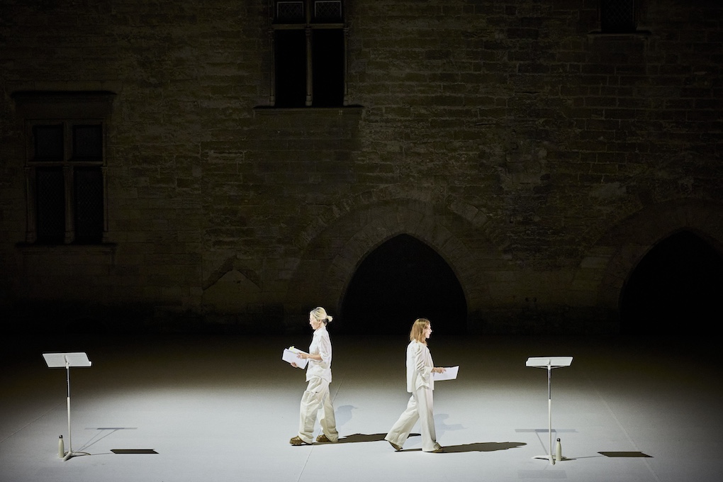 Isabelle Huppert et Hyeyoung Lee lors de la lecture de Oiseau au Festival d'Avignon
