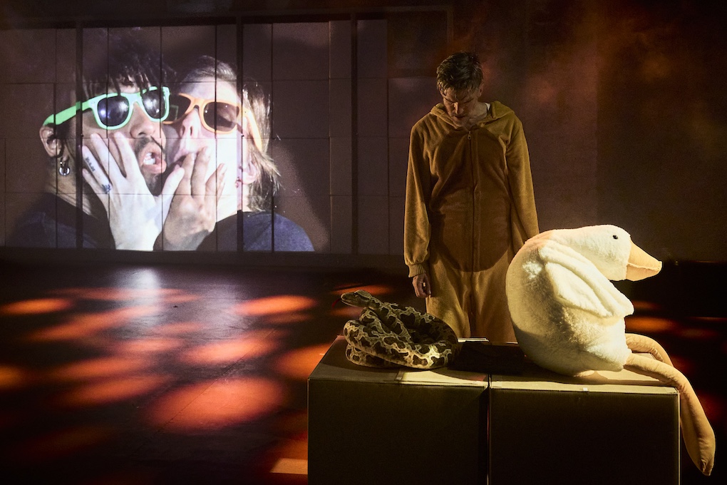 Ben Duke en Hamlet, face à Gertrude et Claudius dans The Last Hamlet au Festival d'Avignon