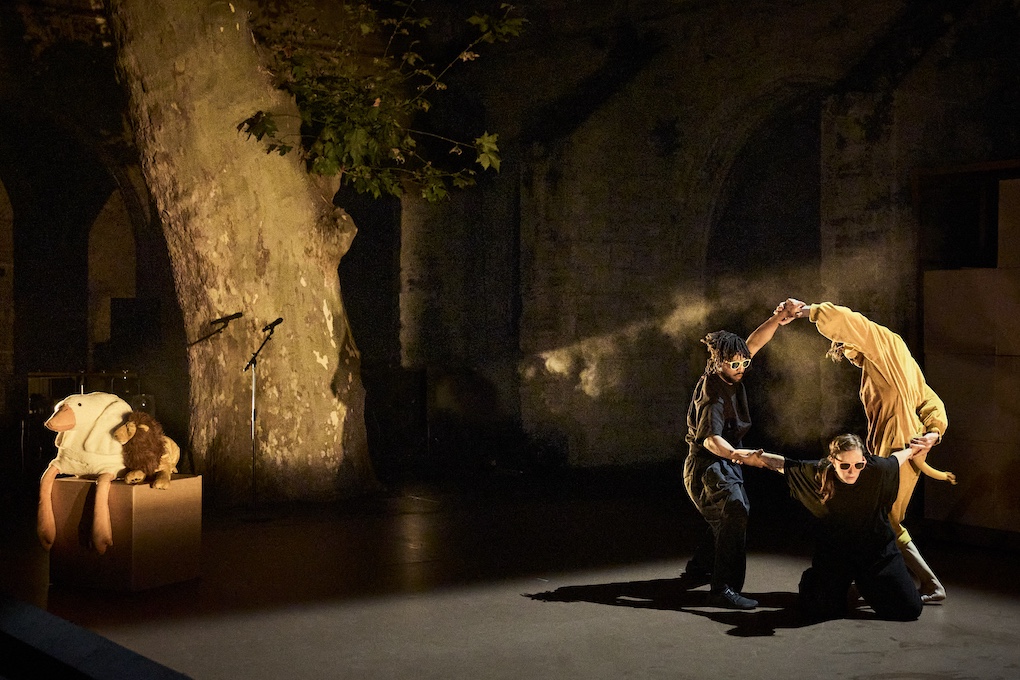 Ben Duke, Miguel Altunaga et Hannah Shepherd dansent dans The Last Hamlet au Festival d'Avignon