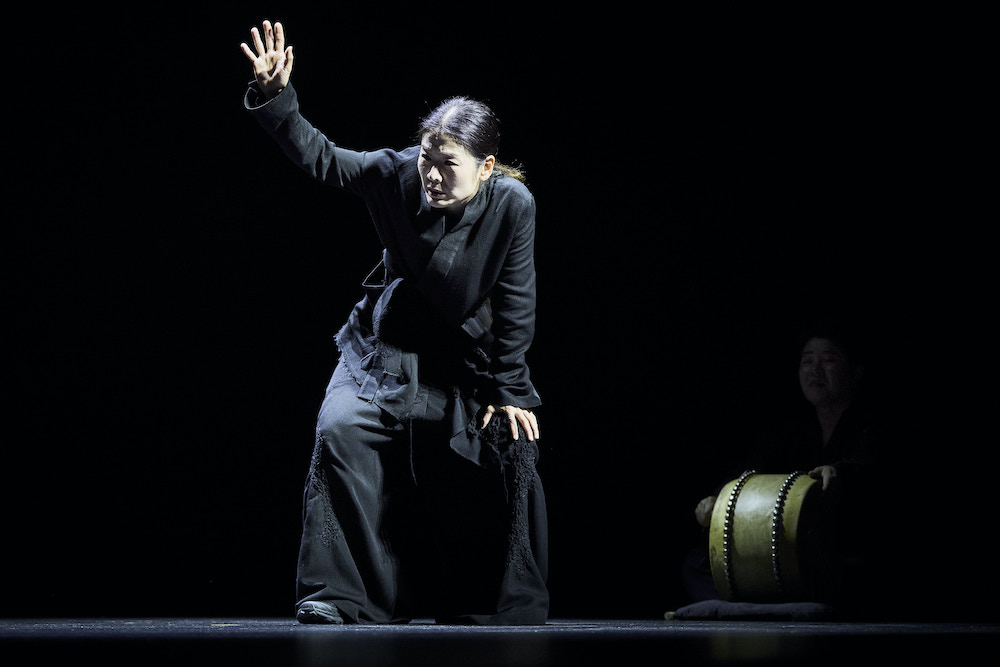 Neige, neige, neige, spectacle de pansori, est présenté pour la première en France à l'opéra du grand Avignon. Sur scène, Lee Jaram et le percussionniste Lee Junhyoung. © Christophe Raynaud de Lage / Festival d'Avignon 2026

