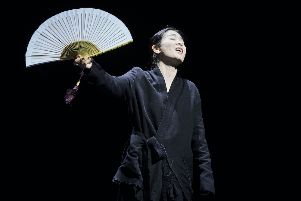 Lee Jaram interprète Neige, neige, neige sur la scène de l'Opéra grand Avignon. © Christophe Raynaud de Lage / Festival d'Avignon 2026