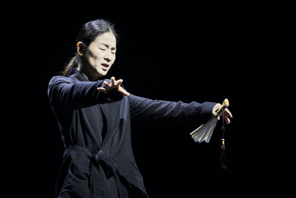 L'art du pansori exige une parfaite incarnation du récit et une maîtrise singulière de la voix et du chant pour interpréter les personnages. © Christophe Raynaud de Lage / Festival d'Avignon 2026