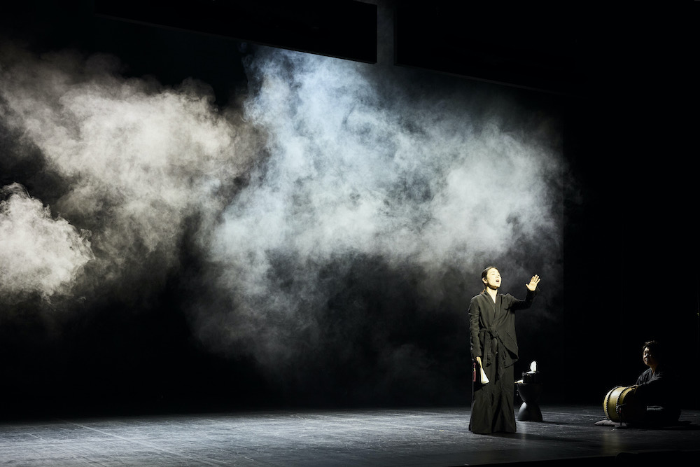 Pour Neige, neige, neige, d'après une nouvelle de Tolstoï, Lee Jaram et Lee Junhyoung transportent le public dans les paysages enneigés de Russie, alors que gronde une tempête. © Christophe Raynaud de Lage / Festival d'Avignon 2026