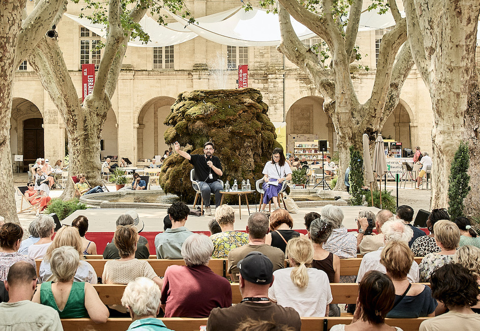 Un cru positif dans un monde qui l'est moins pour Avignon 2026. © Raynaud de Lage

avec Tiago Rodrigues et Clementine Aubry 

Cloitre Saint Louis