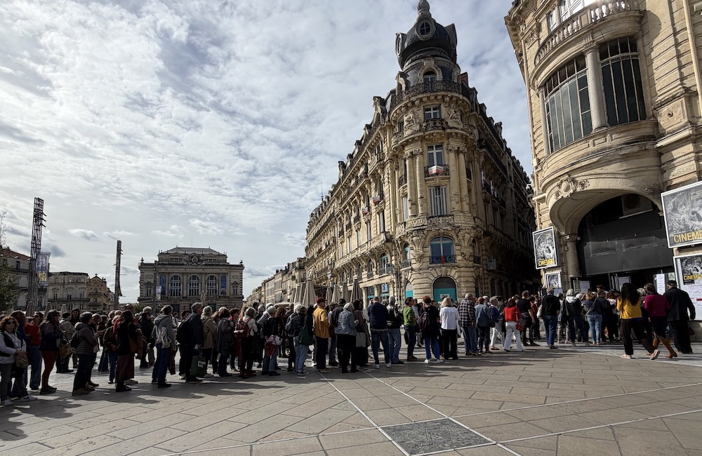 Une des longues files d'attente des séances du Cinemed 2026, exceptionnellement déportées sur la place de la Comédie, au Pathé-Gaumont. ©Rivaud/NAJA